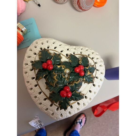 Porcelain Holly and Berries Trinket Box Lidded - Picture 1 of 4